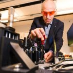 Bell-test: Han utmanar kvantfysikens ”spöklika avståndsverkan”