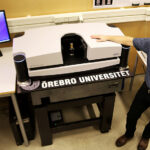 Automotive/Analys på mikronivå: 3D-printade bildelar från Italien testas i Örebro