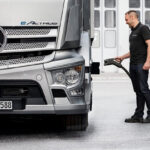 Mercedes-Benz gör som SCANIA: utvecklar system för central depåladdning av ellastbilar med EVBox