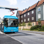 Klart med fastställd standard för automatisk laddning av elbussar och ellastbilar